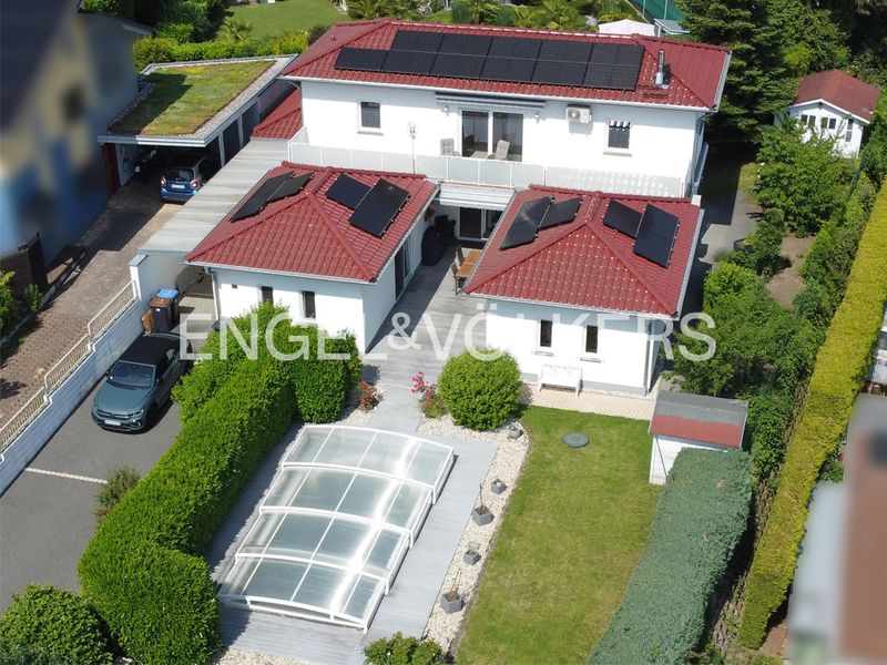 Hochwertiges Einfamilienhaus im Atrium-Bungalowstil in begehrter Blicklage mit Pool und PV-Anlage